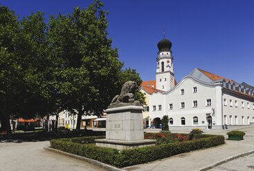 Deutschland, Bayern, Bad Griesbach, Skulptur, Kirche im Hintergrund - WWF00328