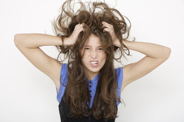 Junge Frau (16-17), die sich die Haare rauft - TCF01203