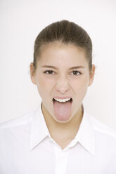 Junge Frau (16-17), die ihre Zunge herausstreckt, Porträt - TCF01200