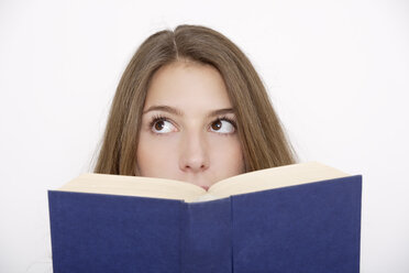 Junge Frau (16-17) liest ein Buch - TCF01182