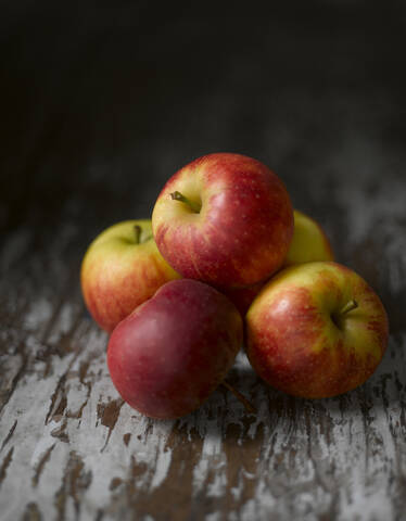 Gestapelte Äpfel, Nahaufnahme, lizenzfreies Stockfoto