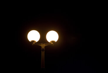 Straßenlaterne bei Nacht, niedriger Blickwinkel - WWF00760