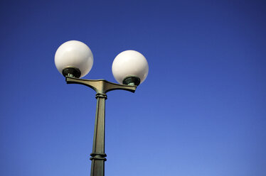 Straßenlaterne gegen blauen Himmel, niedrige Winkelansicht - WWF00759