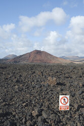 Spanien, Lanzarote, Vulkankulisse, Verbotsschild im Vordergrund - UMF00273