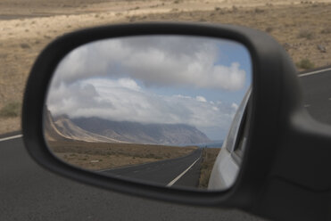 Spain, Lanzarote, El Jable, Landscape in car mirror - UMF00271