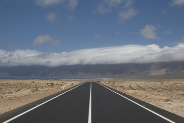 Spanien, Lanzarote, El Jable, Leere Straße durch die Wüste - UMF00267