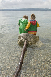 Deutschland, Baden-Württemberg, Bodensee, Kinder (3-5) im Wasser stehend, Rückansicht - SHF00278