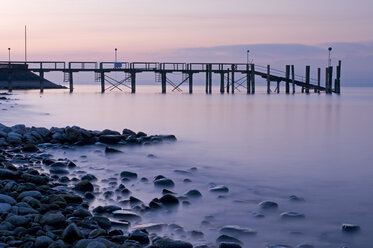 Germany, Lake Constance, Haltnau, Landing stage at dawn - SHF00256