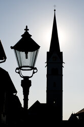 Deutschland, Baden-Württemberg, Markdorf, Silhouette einer Kirche mit Gegenlicht - SHF00254