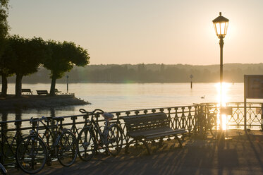 Deutschland, Konstanz, Bodensee, Promenade bei Sonnenaufgang - SHF00251