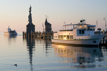 Deutschland, Konstanz, Hafen und Ausflugsschiffe in der Morgendämmerung - SHF00250