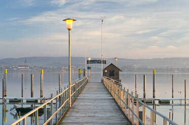 Deutschland, Bodensee, Iznang, Pier in der Morgendämmerung - SHF00248