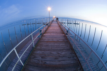 Deutschland, Bodensee, Iznang, Pier in der Morgendämmerung - SHF00247