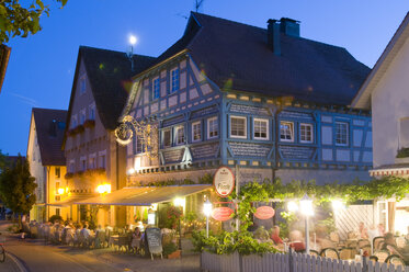 Deutschland, Baden-Württemberg, Hagnau, Gästehaus bei Nacht - SHF00242