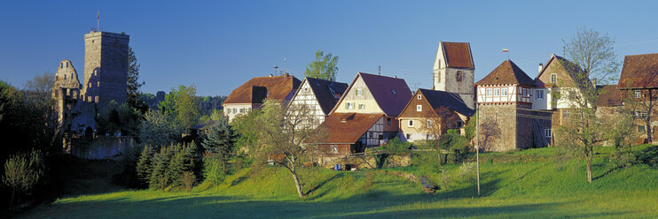 Deutschland, Baden-Württemberg, Zavelstein, Blick auf die Stadt - SH00320