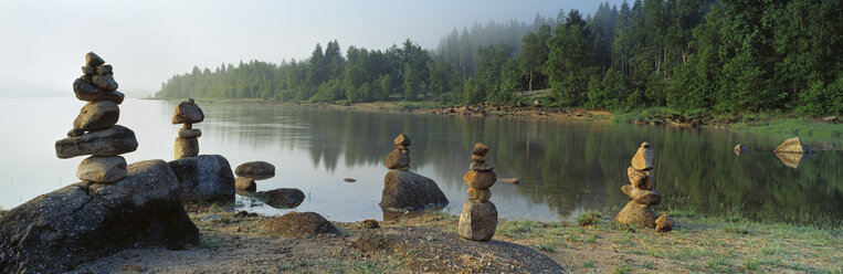 Germany, Baden-Württemberg, Schwarzwald, Schluchsee, Stone figures on shore - SH00307