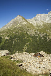 Schweiz, Walliser Alpen, Val d'Herens, Alpweide, Alphütten - GWF00956