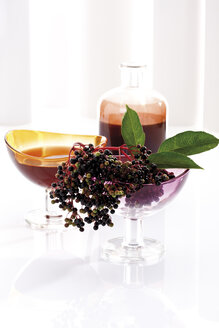 Schwarze Holunderbeeren (Sambucus nigra) und Holundersaft - 10165CS-U