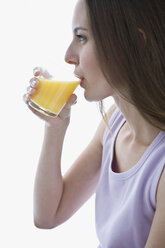 Junge Frau trinkt Orangensaft, Porträt, Seitenansicht, Nahaufnahme - WESTF10937