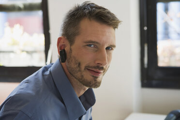 Geschäftsmann im Büro mit Headset, Porträt - WESTF10719