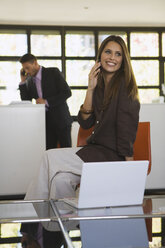 Business people in office using mobile phones - WESTF10678