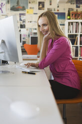 Junge Frau im Büro am Computer - WESTF10607