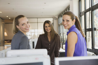 Three women in office - WESTF10572