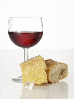 Parmesankäse, ein Glas Rotwein und ein Stück Weißbrot - AKF00133