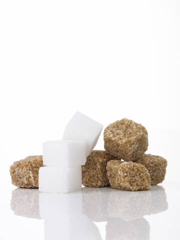 Würfelzucker und brauner Zucker, lizenzfreies Stockfoto