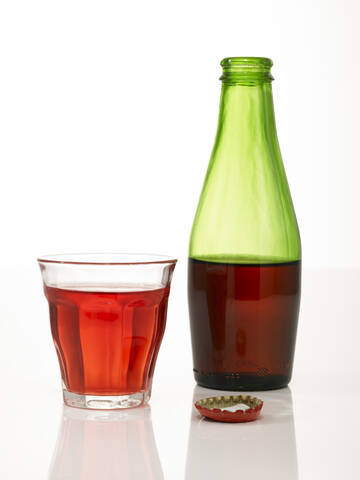 Flasche und ein Glas Limonade, lizenzfreies Stockfoto