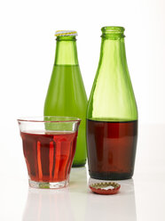 Zwei Flaschen und ein Glas Limonade - AKF00102