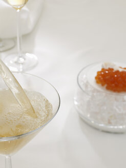 Glas Champagner und Sprossenkaviar, Nahaufnahme - AKF00067