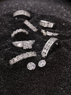 Diamantringe und Ohrringe auf schwarzem Sand - AKF00023