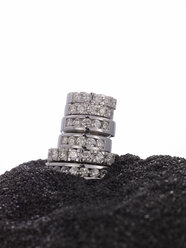 Gestapelte Diamantringe auf schwarzem Sand - AKF00022