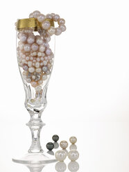 Perlenkette im Glas, Nahaufnahme - AKF00016