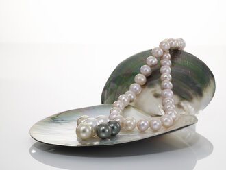 Perlenkette und schwarze Perle auf Muschel - AKF00011