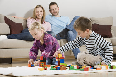 Familie zu Hause, Kinder spielen mit Bauklötzen - CLF00675