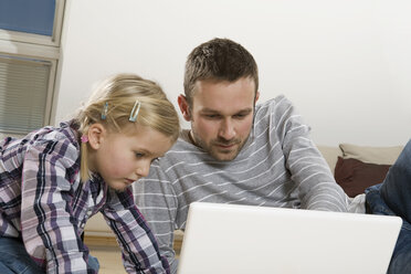 Father and daughter (3-4) using laptop - CLF00659