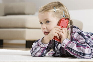 Kleines Mädchen (3-4) benutzt Spielzeugtelefon - CLF00650