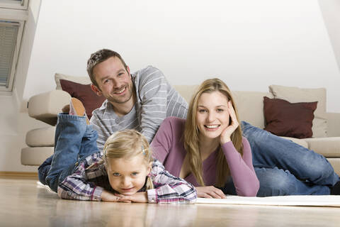 Eltern und Tochter (3-4), Entspannung zu Hause, lizenzfreies Stockfoto