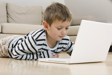 Junge (4-5) mit Laptop - CLF00638