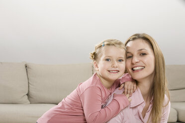 Mother and daughter (3-4), smiling - CLF00635