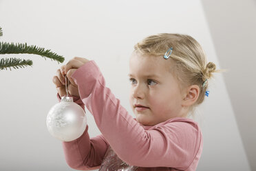 Kleines Mädchen (3-4) mit Weihnachtskugel - CLF00631