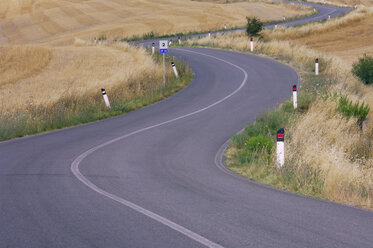 Italien, Toskana, Straßen- und Feldlandschaft - RUEF00039