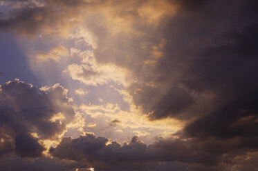 Sonnenstrahlen, die durch die Wolken scheinen, niedriger Blickwinkel - RUEF00028