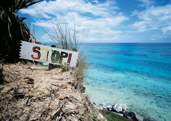 Bahamas, Stoppschild am Strand - RRF00179