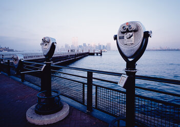 USA, New York City, Telescope overlooking river, close-up - RRF00178