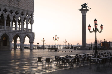Italien, Venedig, Dogenplatz in der Morgendämmerung - GW00671