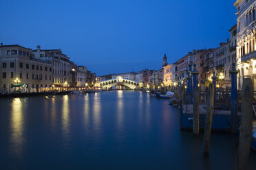 Italien, Venedig, Canal Grande, Rialtobrücke bei Nacht - GW00669