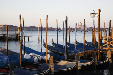 Italien, Venedig, Gondeln vor Anker - GW00661